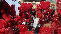 "الفالنتاين" مصدر رزق مجدٍ ليوم واحد