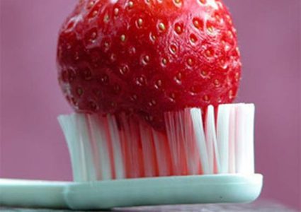 الفراولة لأسنان ناصعة البياض