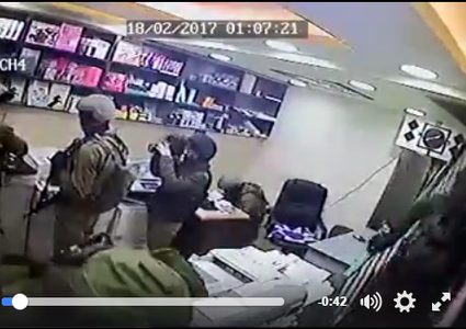 كاميرا مراقبة ترصد اقتحام وسرقة محتويات مكتبة في الخليل