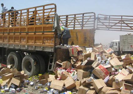 اتلاف مواد غذائية فاسدة في غزة