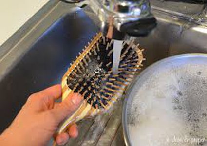 اغسلي فرشاة شعرك لئلا