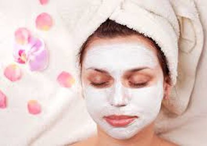 لبياض ناصع عليك بقناع العسل والأرز والطحين