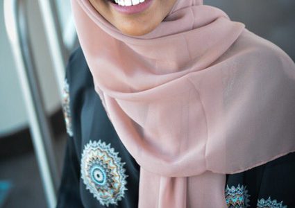 أول عارضة أزياء محجبة