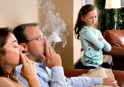 تدخين الآباء يؤثر سلباً على ابنائهم