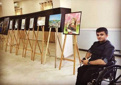 "أبو دغش" فنان مبدع يتحدى إعاقته بالرسم