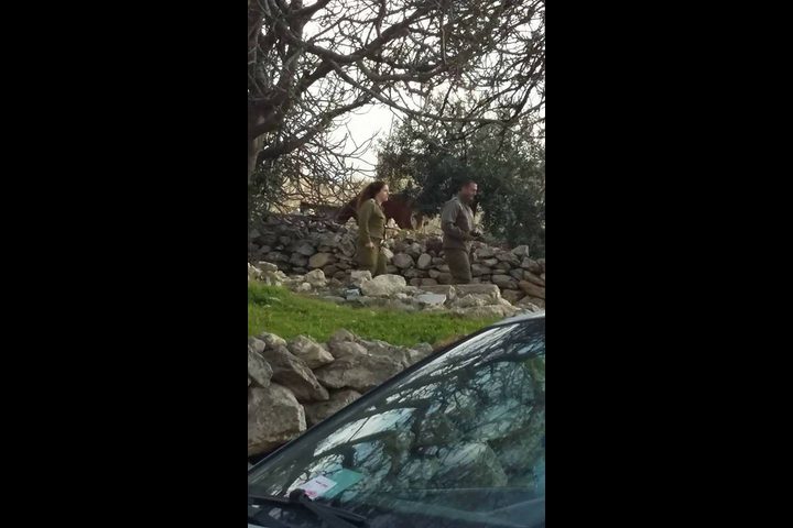 قوات الإحتلال تخلي منازل المواطنين في "واد رحال"