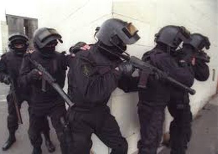 عملية إنزال لإنقاذ سيدة وخادمة من زوجها