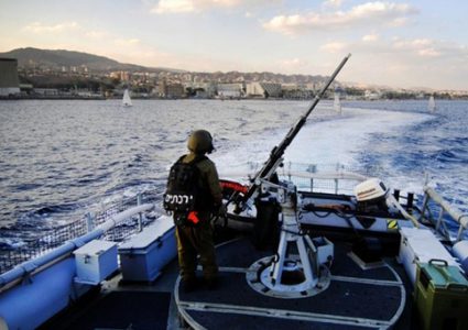 الاحتلال يستهدف الصيادين ويفرج عن خمسة آخرين