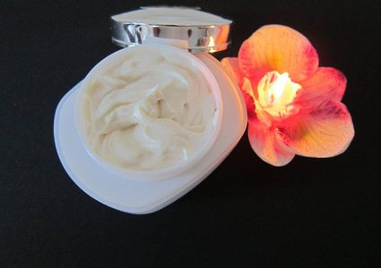 عزيزتي بإمكانك صنع كريمك الخاص