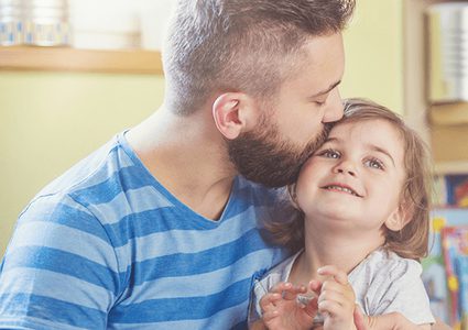 العناق يزيد من تعلق الآباء بابنائهم