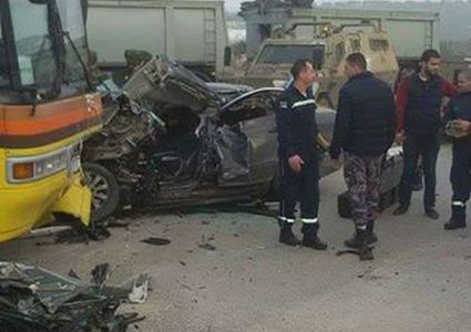 وفاة وإصابتان.. حافلة إسرائيلية تصدم مركبة فلسطينية (صور)