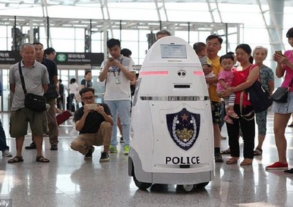 أول روبوت شرطي في الصين