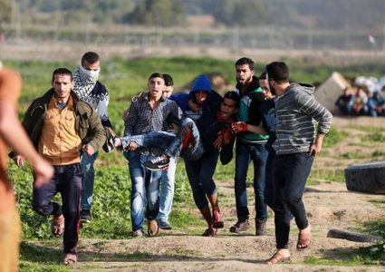 إصابة فتى شرق مخيم المغازي