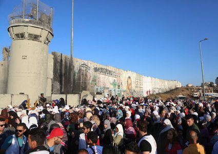 مسيرة تضامنية مع الأسرى باتجاه حاجز قلنديا