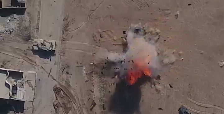 شاهد قصف مدرعة من طائرة مسيّرة لداعش