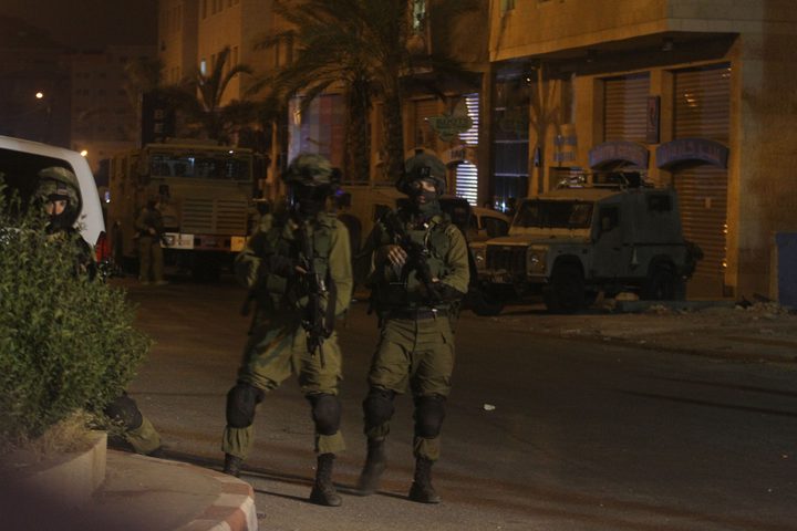 الاحتلال يعتقل مواطنين ويحتجز مركبتين في بيت لحم