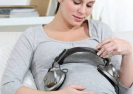 ما يسمعه الجنين في رحم أمه