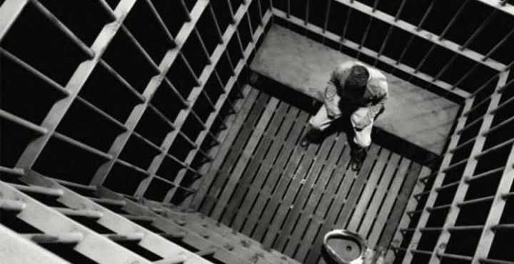 الأسير المعزول حسام عمر يدخل عامه السادس عشر