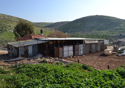 خربة الحمام .. اعتداءات مستمرة وخدمات معدومة