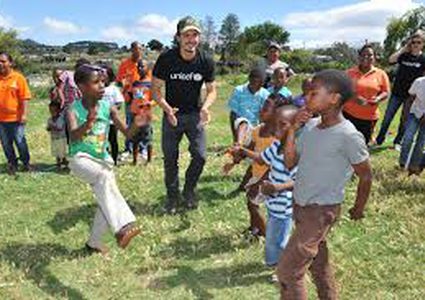 أورلاندو بلوم في أفريقيا كسفير لليونسيف