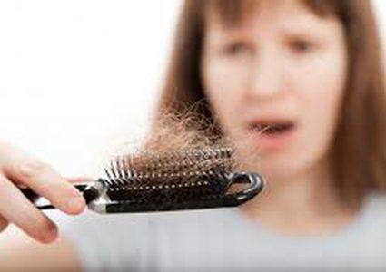 تعرفي على مسببات تساقط الشعر