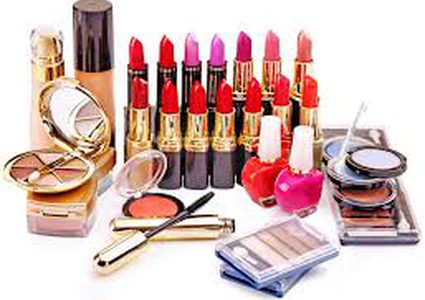 خبراء يحذرون من المشاركة في مستحضرات التجميل... إليك الأسباب