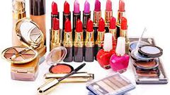 خبراء يحذرون من المشاركة في مستحضرات التجميل... إليك الأسباب