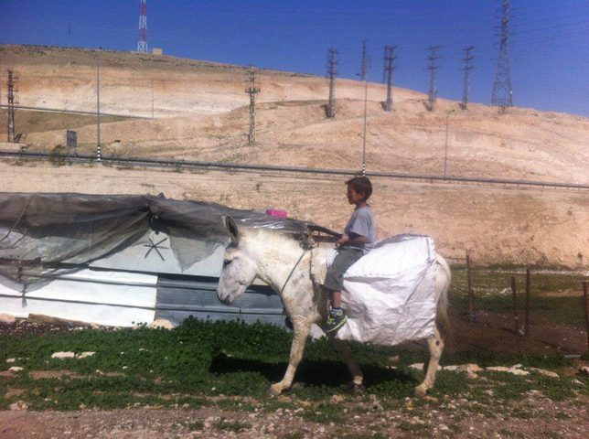 في فلسطين.. حكاية حياة بدائية إسمها "الخان الأحمر"