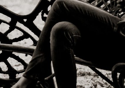 تجنب وضع ساق على ساق عند الجلوس