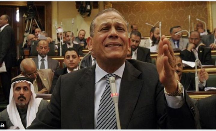 البرلمان المصري يسقط عضوية السادات