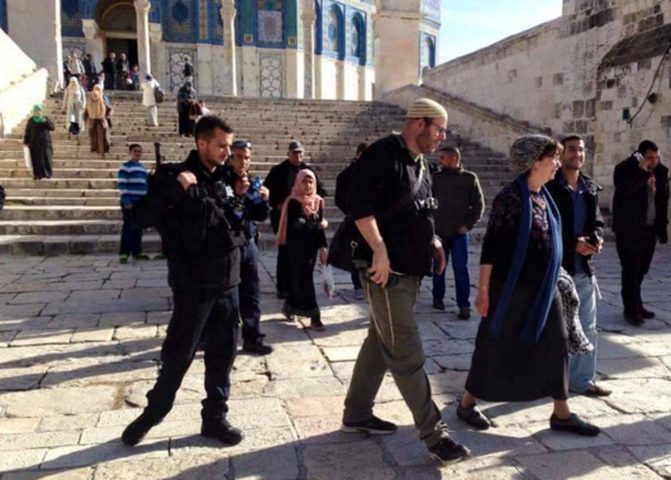 مستوطنون وعناصر مخابرات يقتحمون الأقصى
