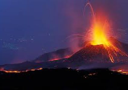 بركان يضيء سماء صقلية