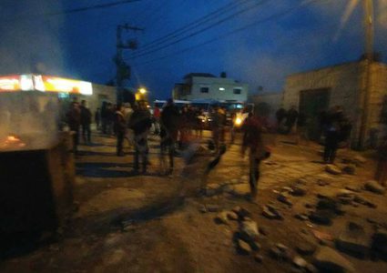 شبان غاضبون في قرية تياسير : "بدنا زفتة" (صور)