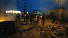 شبان غاضبون في قرية تياسير : "بدنا زفتة" (صور)