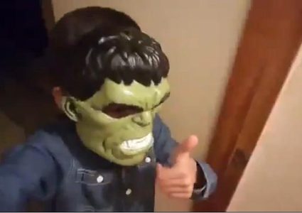 فتى حفر حفرة لأخته فوقع فيها