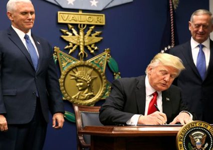 ترامب سيوقع قرارا جديدا بشأن الهجرة