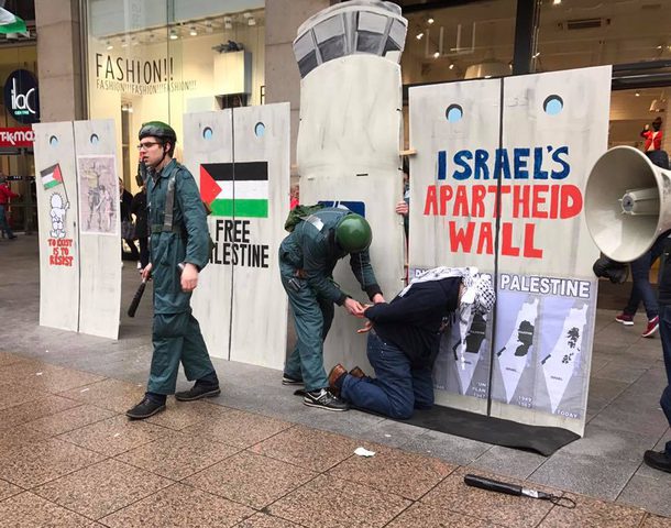 "حاجز عسكري اسرائيلي" وسط أيرلندا (صور)