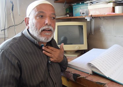 الستيني محمد ابوعودة.. فلسطيني يخطّ المصحف كاملًا (صور)