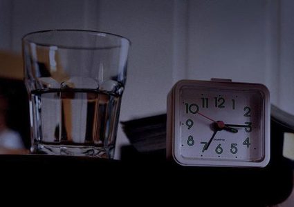 وضع كأس ماء بجانبك اثناء النوم يضر بصحتك