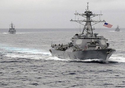 زوارق إيرانية تجبر سفينة أمريكية على تغيير مسارها