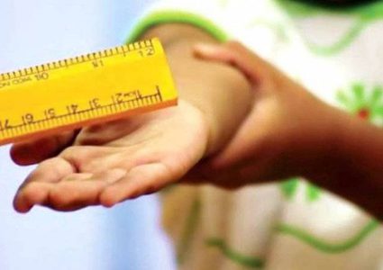 "فيديو" معلمة تعنف تلاميذها بقسوة