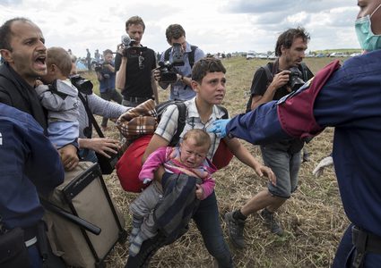 اعتماد قرار  بتوقيف اللاجئين في هنغاريا