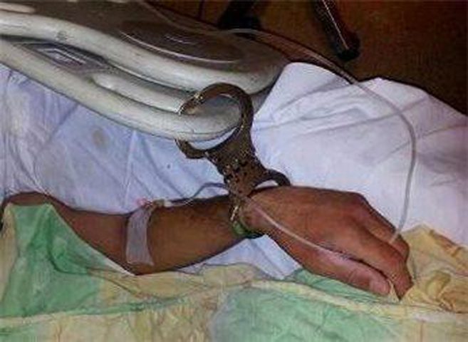 الإحتلال يحتجز طفلا مصابا وهو مقيد بالسرير