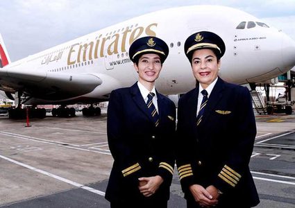 طيران الإمارات يحتفي بيوم المرأة مع طيارتين عربيتين