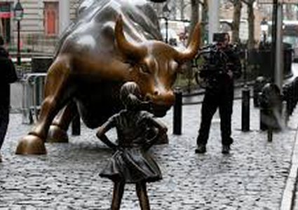 تمثال بتحدي إمرأة لثور في يوم المرأة