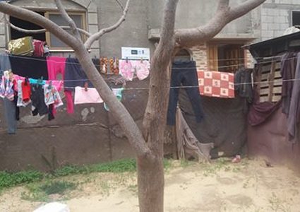 "غزيات" يدفعن فاتورة  تأخر إعادة الإعمار من أعمارهن (صور)