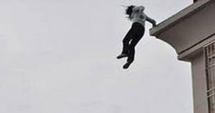 هروب سيدة من حريق بالقفز من الدور الثامن