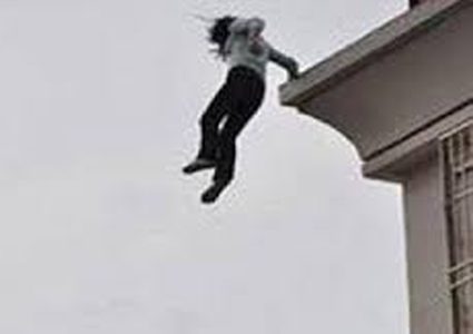 هروب سيدة من حريق بالقفز من الدور الثامن