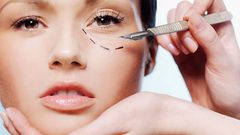 امرأة من بيت لحم تزين الفتيات بمصاغ من الألومنيوم