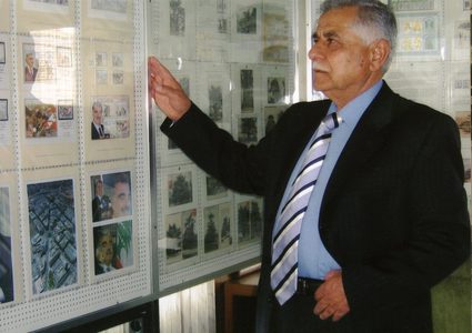 لبناني يجمع أكثر من 50 ألف طابع بريدي